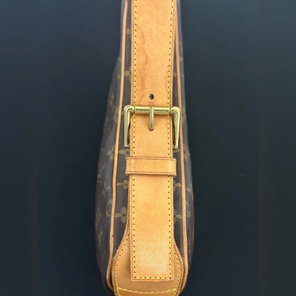 Louis Vuitton elegant shoulder